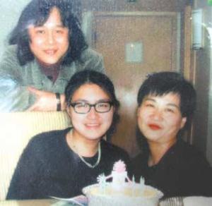 一家人，夫妇二人与前夫女儿贝怡侬
