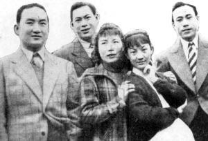 左起刘琼、严斐、周璇和严俊