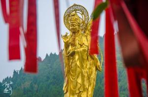 灵泉寺观音三姊妹塑像