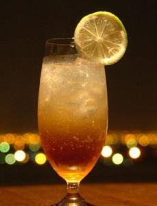 朗姆可乐鸡尾酒需要的配料是黑朗姆酒,青柠汁,可乐,在杯子中再加入