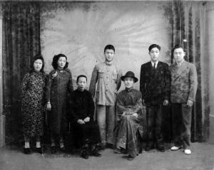 曹时中（左4）与家人合影（1949年）