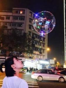 马思纯在成都街头秀了一个拿波波球的侧脸
