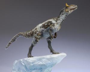 冰脊龙(3)冰脊龙(学名:cryolophosaurus)是双脊龙科冰脊龙属动物,主要
