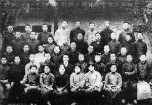 新民学会部分会员在长沙周南女校合影