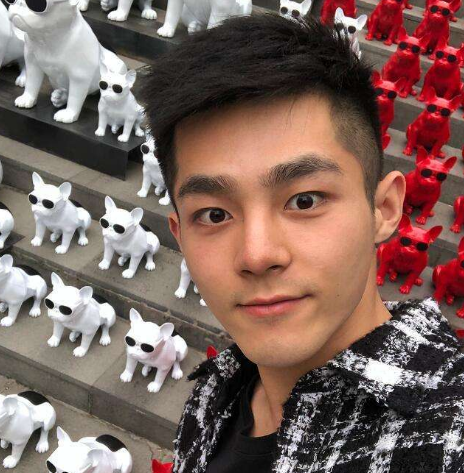 潘宥诚(3)潘宥诚语言风趣,动作浮夸,在《一年级·毕业季》节目中一直