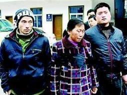 “犀利哥”换上新装与母亲弟弟回家