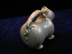 青瓷虎子