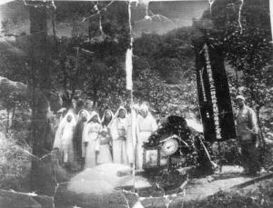 1945年，阚维雍遗属于墓前合影