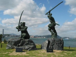 严流岛对决的雕塑