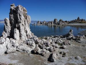 莫诺湖岸的石灰华岩层