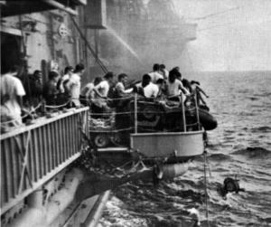 水兵正将炸弹推入大海以免舰上武装遇热爆炸