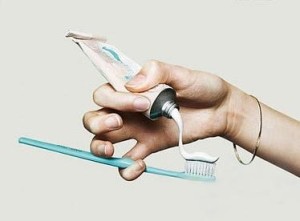 挤牙膏时 牙刷不要蘸水
