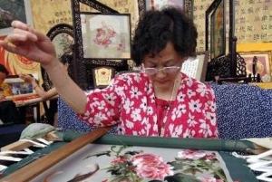 郝淑萍和她的蜀绣作品
