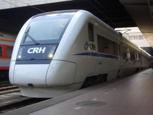在深圳站试运行的初期出厂的CRH1A，风笛在车头上方