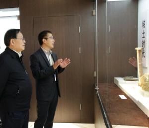 馆长欧阳东教授为中国科学技术协会主席万钢介绍博物馆