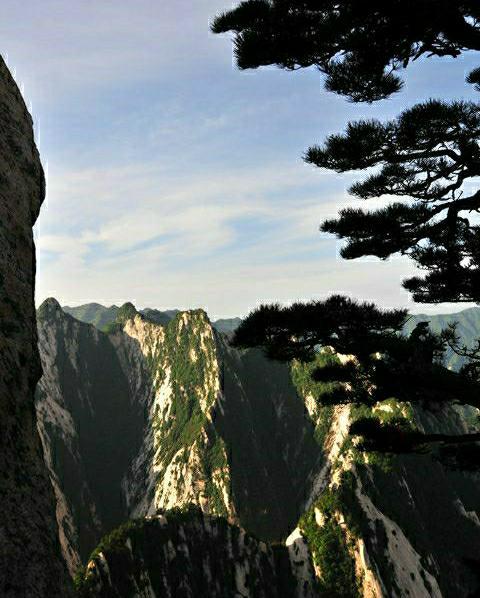 峰峦雄伟(2)峰峦雄伟是汉语词汇,拼音fēng luán xióng wěi,意思是