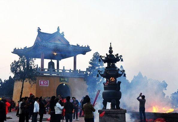 指每年农历三月十五安徽省六安市寿县四顶山举行的传统庙会.