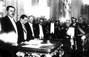 1925年，内阁成员签署宪法改革草案