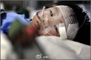 伊伊睁开了眼睛，但是再也看不到爸爸妈妈了