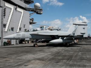 EA-18G电子战机