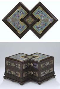 指蕲蛇背部两侧各有黑褐色与浅棕色组成的菱形大斑纹(24个∧形),其"