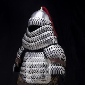 古代战甲,多以犀牛,鲨鱼等皮革制成,上施彩绘;皮甲由甲身,甲袖和甲裙