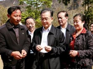 国务院总理温家宝在兴义市则戎乡