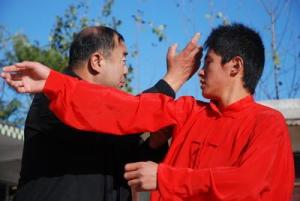 张玉林教弟子打拳