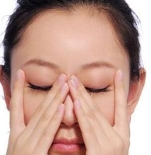 黑眼圈按摩手法