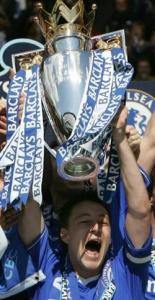 特里高举英超冠军奖杯