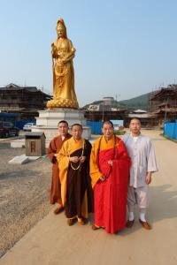 贯澈长老和其弟子在苏州大观音禅寺建设现场