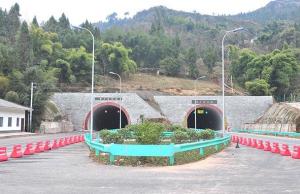 猴子岩隧道出口（开江县境内）