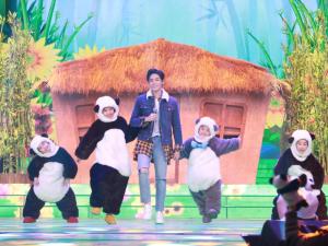 侯明昊表演《拜年啦》