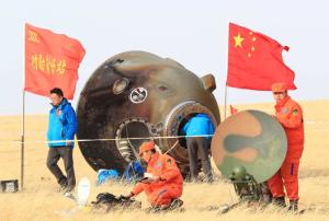 神舟十一号飞船返回舱顺利着陆