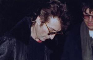 枪杀发生6小时前，列侬和查普曼出现于同一镜头中
