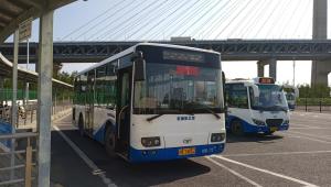 芦杜专线与浦江5路的合照，背后是闵浦大桥