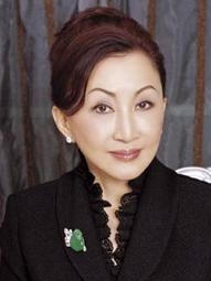 郑明明读小学时,当外交官的父亲特地香港作家依达的小说《蒙妮坦日记