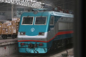 韶山9型0001号机车在上海站牵引1462次列车