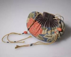 衣服长了遮住了裙子的荷包该怎么做才能显得衣服短一点