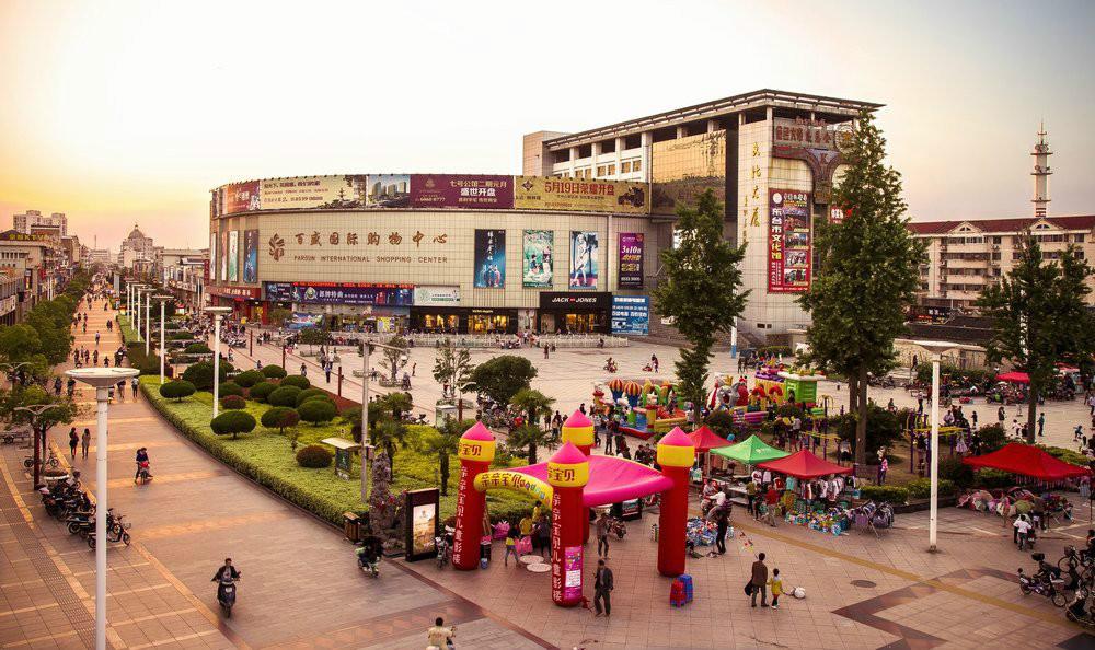 鼓楼路步行街位于江苏省东台市,西起寺前街,玉带街,东至海陵路.