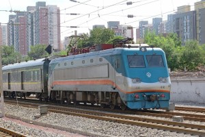 韶山9型0025号机车牵引T298次列车通过水南庄道口
