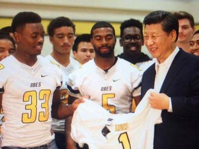 习近平获赠球衣