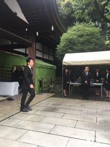 日本时间早8点10分小泉进次郎进入靖国神社参拜