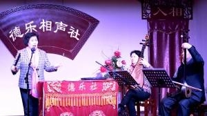  宋爱华在演唱