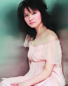 小学二年级的时候她拍摄了第一部电视剧《小龙和小丽》;1992年担纲女