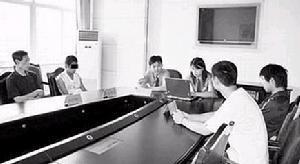 图为办案人员责令未成年犯罪人具结悔过