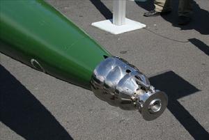 鱼雷发动机的尾气引到前面放出 鱼雷发动机的尾气引到前面放出