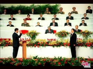 何厚铧宣誓就职