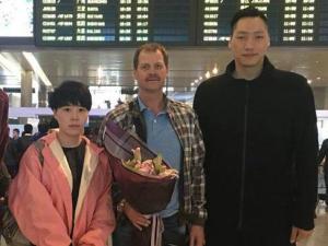 克拉皮卡斯抵达南京