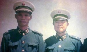 502编队指挥陈伟文（右）和502舰舰长徐长银（左）